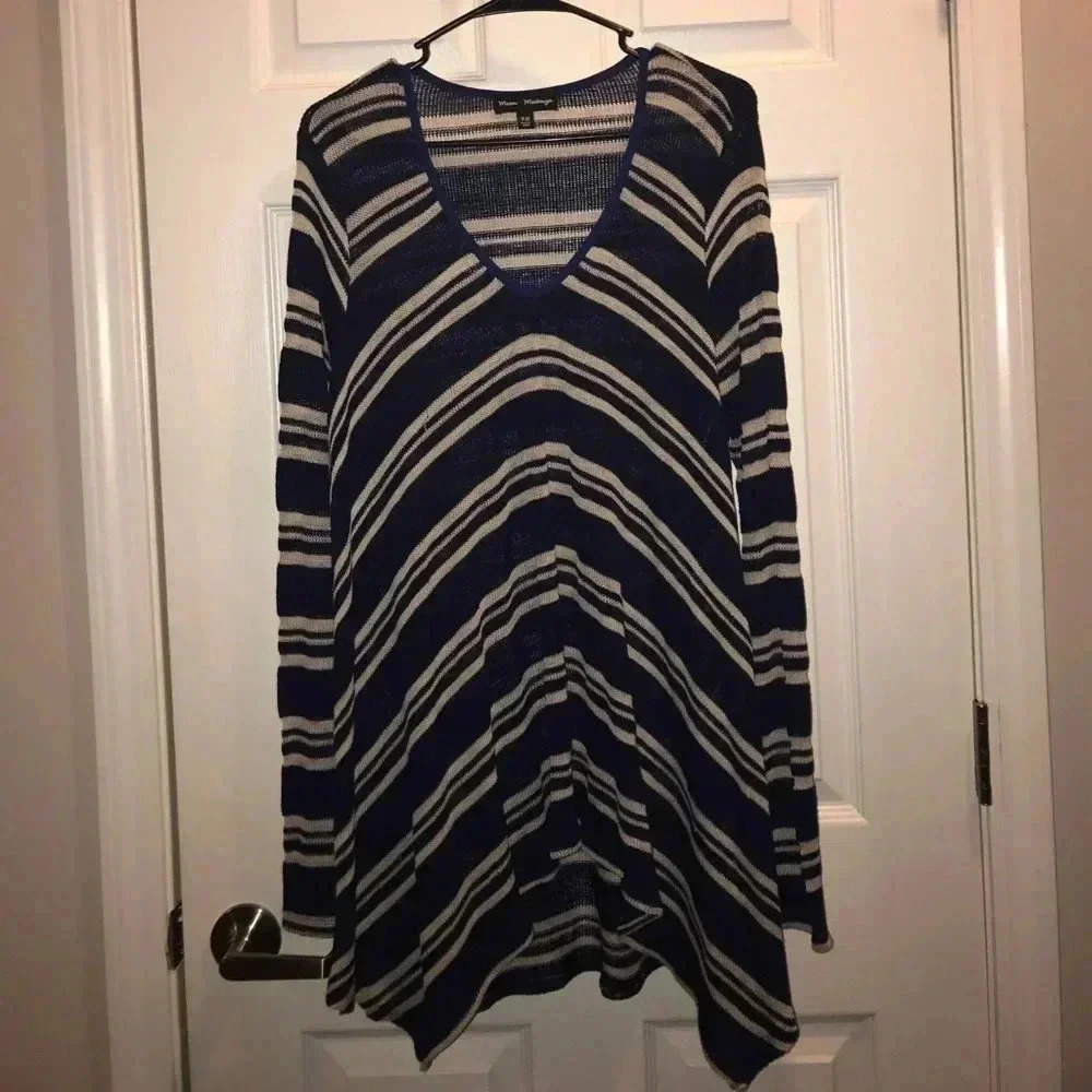 ✅Cream and navy blue colored cardigan